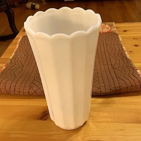 Vintage Milkglass Vase, nice weight, EUC - Picture 3 of 9